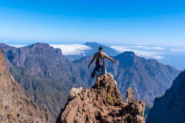 Ein Junger Mann Nachdem Die Wanderung Auf Dem Gipfel Des — Stockfoto