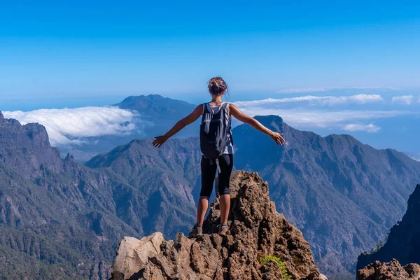 Eine Junge Frau Auf Dem Gipfel Des Vulkans Caldera Taburiente — Stockfoto