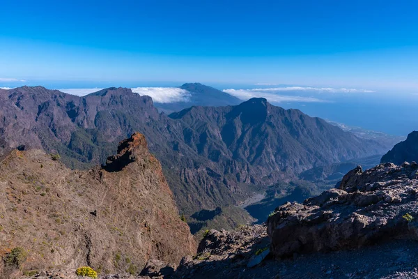 Bir yaz öğleden sonra, La Palma, Kanarya Adaları 'nda Roque de los Muchachos yakınlarındaki Caldera de Taburiente' de göz kamaştırıcı manzaralar. İspanya