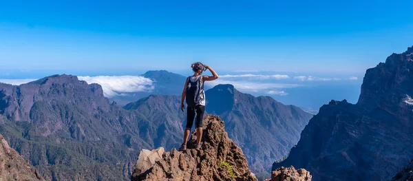 Una Joven Mirando Desde Alto Del Volcán Caldera Taburiente Cerca — Foto de Stock