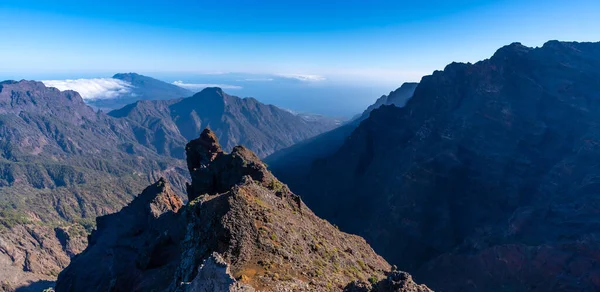 Caldera de Taburiente 'nin doğal bakış açısı bir yaz öğleden sonra Roque de los Muchachos yakınlarında, La Palma, Kanarya Adaları' nda. İspanya