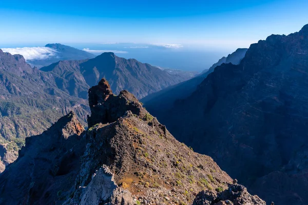 Caldera de Taburiente 'nin doğal bakış açısı bir yaz öğleden sonra Roque de los Muchachos yakınlarında, La Palma, Kanarya Adaları' nda. İspanya