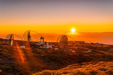 Caldera de Taburiente 'nin yeni astronomik gözlemevi güzel turuncu bir günbatımında, La Palma, Kanarya Adaları. İspanya
