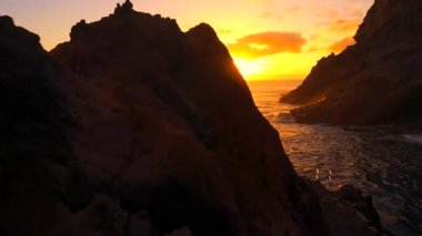 Kanarya Adaları 'nın La Palma adasının kuzeybatı kıyısındaki Poris de Candelaria kasabasında gün batımı. İspanya.