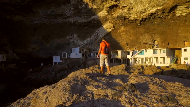 Jeune Homme Étendant Les Bras Près Des Maisons Blanches Poris — Video