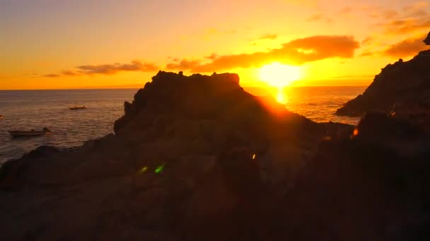 日落在加那利群岛拉帕尔马岛西北海岸的坎德拉利亚港城的海面上 西班牙 — 图库视频影像