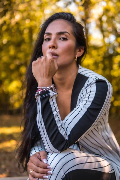 Style Vie Estival Jeune Fille Brune Latine Dans Costume Blanc — Photo