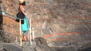 Genç bir turist merdivenlerden inip Puerto de Puntagorda koyuna iniyor. La Palma Adası, Kanarya Adaları. İspanya