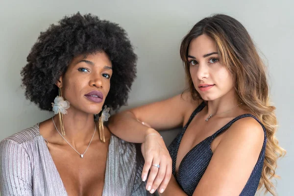 Gece elbisesi giymiş iki arkadaş oteldeki özel bir partide siyah bir kanepede oturuyor, yaşam tarzında. Cazibeli yaşam tarzı, özel parti