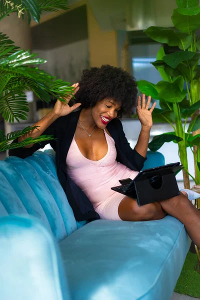 Młody Przedsiębiorca Czarnej Rasy Afro Włosy Podejmowania Rozmowy Wideo Tabletem — Zdjęcie stockowe