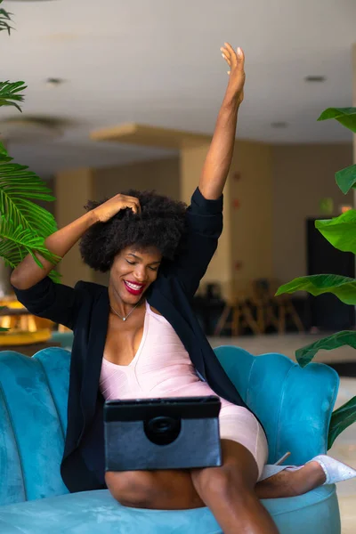 Młody Przedsiębiorca Czarnej Rasy Afro Włosy Sprawia Połączenie Wideo Bardzo — Zdjęcie stockowe