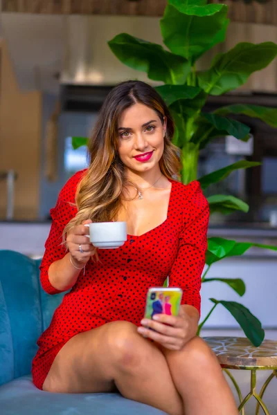 Chica Caucásica Vestido Rojo Tomando Café Escribiendo Mensaje Teléfono Sentada — Foto de Stock