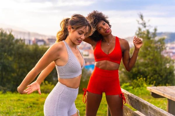 Chica Rubia Caucásica Chica Piel Oscura Con Pelo Afro Haciendo —  Fotos de Stock