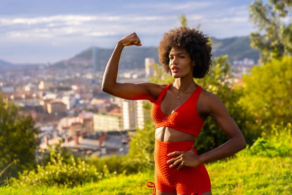 Fitness Met Een Jong Zwart Meisje Met Afrohaar Spierballen Tonen — Stockfoto