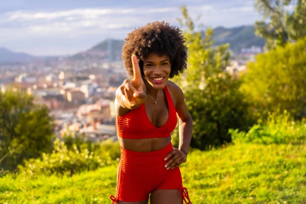 Aptitud Con Una Joven Negra Con Cabello Afro Haciendo Ejercicio — Foto de Stock