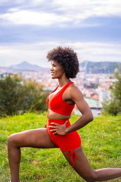 Γυμναστική Ένα Νεαρό Μαύρο Κορίτσι Μαλλιά Afro Κάνει Τέντωμα Άσκηση — Φωτογραφία Αρχείου