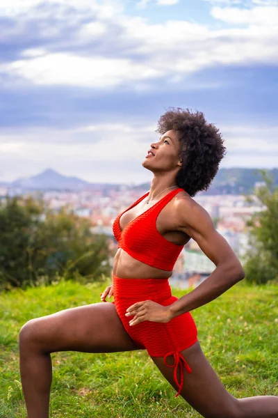 Fitness Med Ung Svart Flicka Med Afro Hår Gör Stretching — Stockfoto