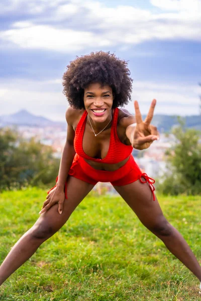 Fitness Młodą Czarną Dziewczyną Afro Włosy Robi Ćwiczenie Numer Dwa — Zdjęcie stockowe