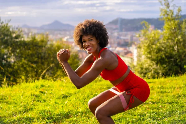 Γυμναστική Ένα Νεαρό Μαύρο Κορίτσι Μαλλιά Afro Κάνει Τέντωμα Άσκηση — Φωτογραφία Αρχείου