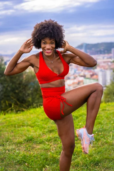 Fitness Med Ung Svart Flicka Med Afro Hår Gör Stretching — Stockfoto