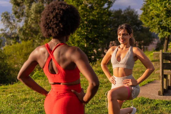 Blank Blond Meisje Donkere Huid Meisje Met Afro Haar Doen — Stockfoto