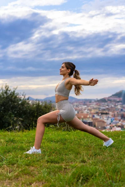 Aptidão Com Uma Jovem Mulher Branca Loira Realizando Exercícios Ioga — Fotografia de Stock