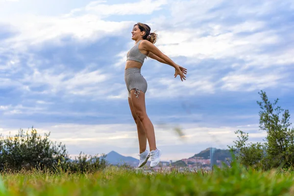 Fitness Com Uma Jovem Loira Caucasiana Fazendo Saltos Agachamentos Exercitando — Fotografia de Stock