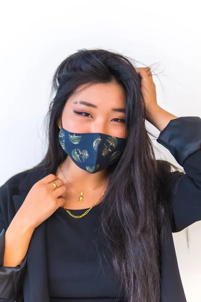 Jeune Fille Asiatique Portant Une Veste Noire Souriant Masque Facial — Photo