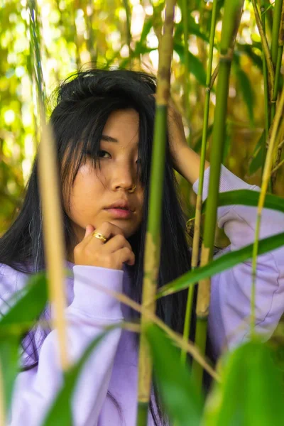 Lebensstil Eines Jungen Asiatischen Mädchens Einem Schönen Bambus Einem Park — Stockfoto