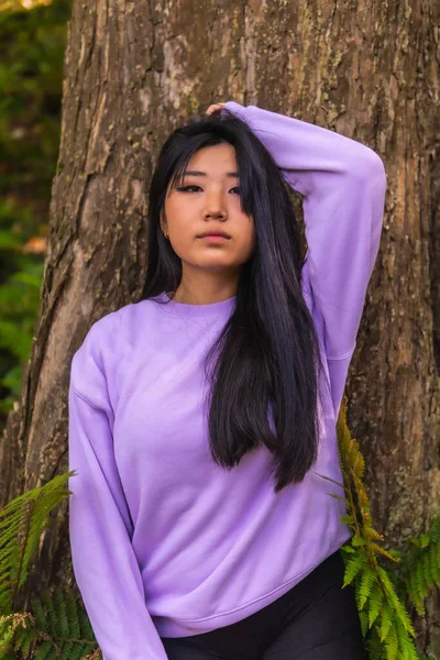 Retrato Uma Jovem Morena Asiática Parque Lado Uma Árvore Com — Fotografia de Stock