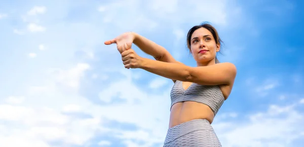 Fitness Ülés Egy Fiatal Kaukázusi Szőke Nagyon Vidám Csinál Nyújtózkodás — Stock Fotó