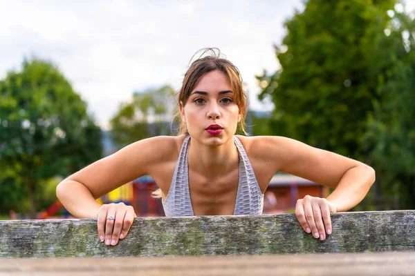 Fitness Med Ung Vit Blondin Gör Armhävningar Lutar Sig Bänk — Stockfoto