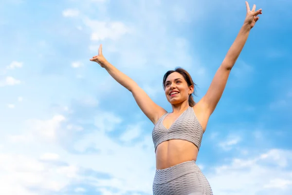 Fitness Ülés Egy Fiatal Kaukázusi Szőke Nagyon Vidám Csinál Nyújtózkodás — Stock Fotó