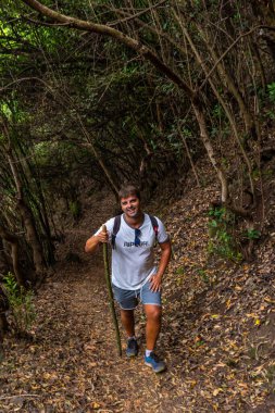 Los Tinos doğal parkının kuzeydoğu kıyısındaki La Palma, Kanarya Adaları 'nda yürüyüş yolunda genç bir adam. İspanya