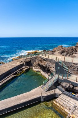 La Palma, Kanarya Adaları 'nın kuzeydoğu kıyısındaki La Fajana' nın güzel doğal havuzları. İspanya