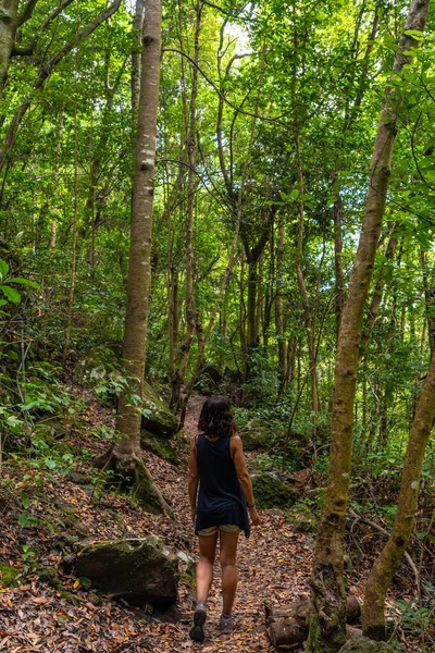 Uma Jovem Mulher Trilha Trekking Parque Natural Los Tinos Costa — Fotografia de Stock