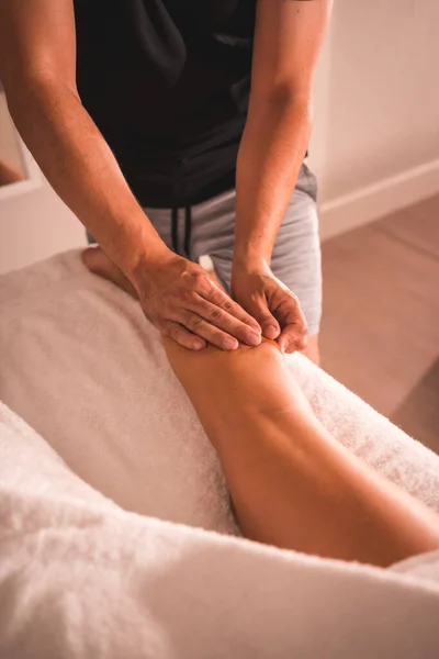 Detalhe Massagem Fisioterapeuta Parte Trás Perna Esquerda Uma Jovem Deitada — Fotografia de Stock