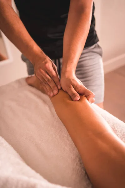 Detalhe Massagem Fisioterapeuta Parte Trás Perna Esquerda Uma Jovem Deitada — Fotografia de Stock