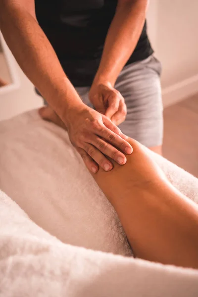 Detalhe Massagem Fisioterapeuta Parte Trás Perna Esquerda Uma Jovem Deitada — Fotografia de Stock