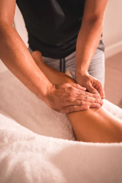 Detail Van Massage Van Een Fysiotherapeut Rug Van Het Linkerbeen — Stockfoto