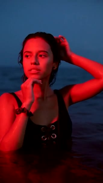 Joven Morena Caucásica Hora Azul Mar Vistiendo Lud Rojo Retrato — Vídeos de Stock