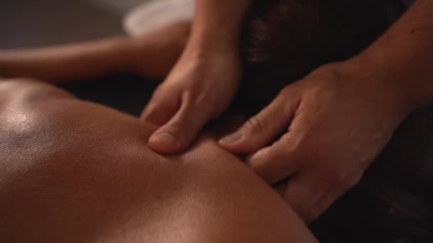 理学療法士のマッサージの詳細ストレッチャーに横たわっている若い女性の首 理学療法 オスティオパシー リラックスマッサージ 背中の治療の動きビデオ — ストック動画