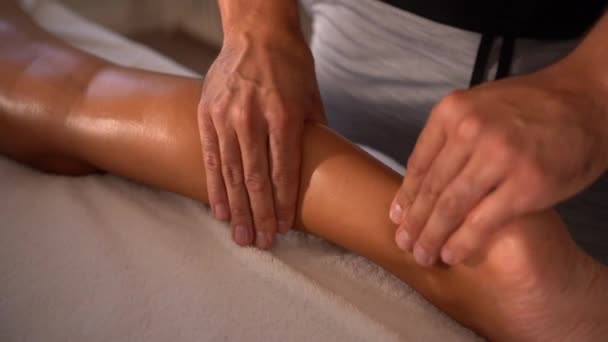 Détail Massage Par Physiothérapeute Arrière Jambe Droite Une Jeune Femme — Video