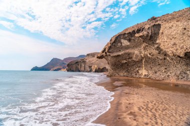 Playa de Monsul kıyısındaki Cabo de Gata, Nijar, Endülüs 'ün doğal parkındaki kaya duvarları. İspanya, Akdeniz