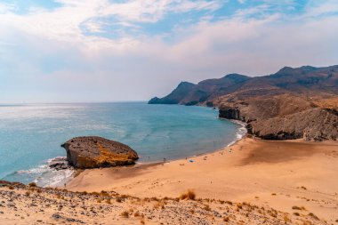 Playa de Mnsul 'un tepesinden, Nijar, Endülüs' teki Cabo de Gata doğal parkının panoramik manzarası. İspanya, Akdeniz