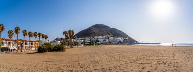 Cabo de Gata, Nijar, Endülüs 'ün doğal parkındaki San Jose kasabasının güzel plajı. İspanya, Akdeniz