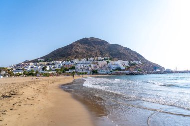 Cabo de Gata, Nijar, Endülüs 'ün doğal parkındaki San Jose kasabasının güzel plajı. İspanya, Akdeniz