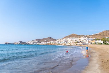 Cabo de Gata, Nijar, Endülüs 'ün doğal parkındaki San Jose kasabasının güzel plajı. İspanya, Akdeniz