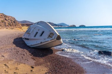 Playa los Escullos 'da terk edilmiş bir tekne. Cabo de Gata doğal parkında, Nijar, Endülüs' te. İspanya, Akdeniz