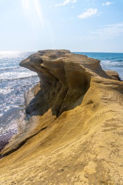 Playa los Escullos 'taki güzel kayalar Cabo de Gata, Nijar, Endülüs' ün doğal parkında. İspanya, Akdeniz